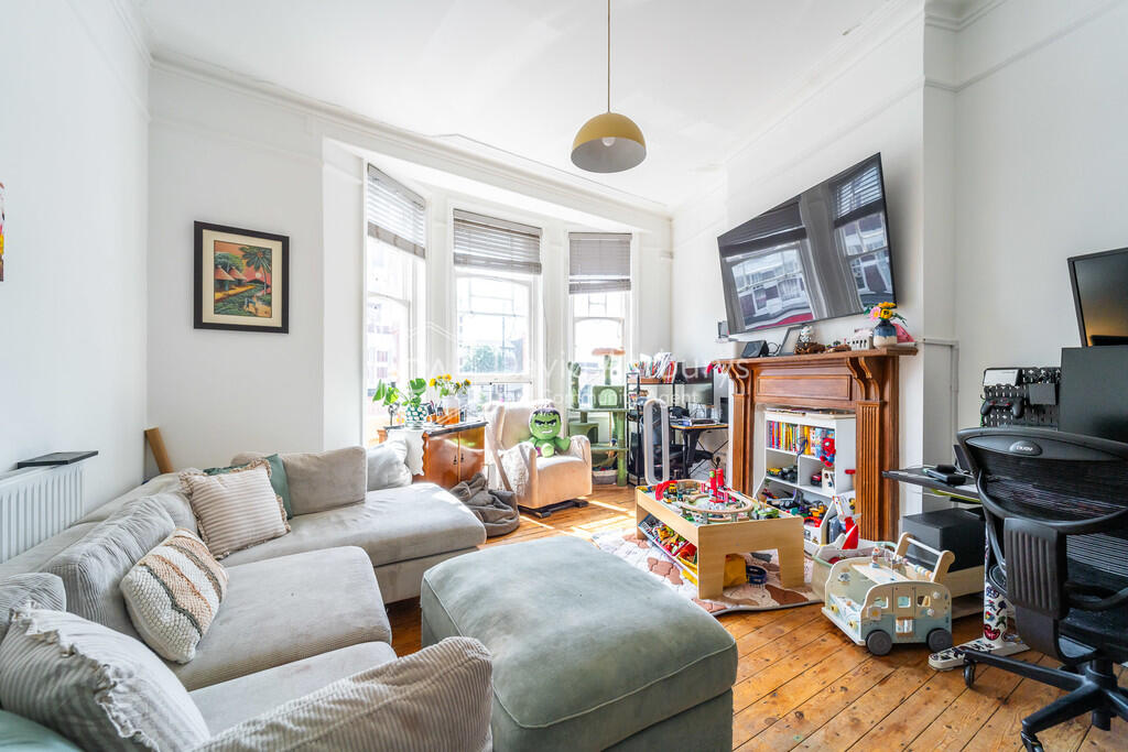 2 bed Apartment for rent in London. From David Astburys Ltd - London