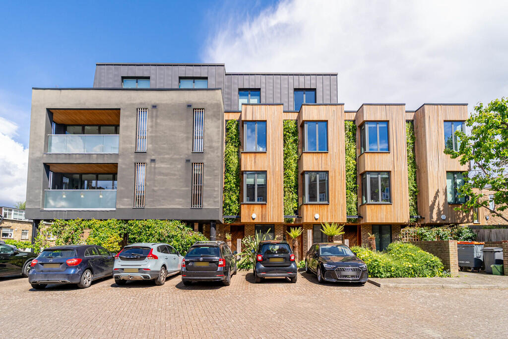 4 bed Town House for rent in Hornsey. From David Astburys Ltd - London