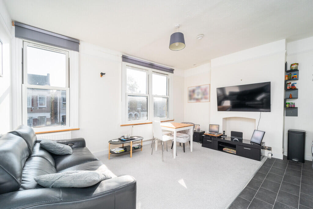 2 bed Apartment for rent in London. From David Astburys Ltd - London