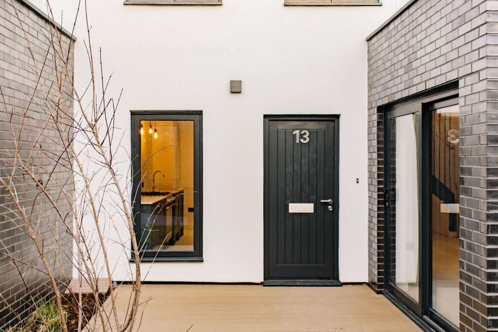2 bed Mid Terraced House for rent in Stoke Newington. From Davies & Davies - Finsbury Park