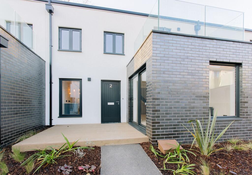 2 bed Mid Terraced House for rent in Stoke Newington. From Davies & Davies - Finsbury Park