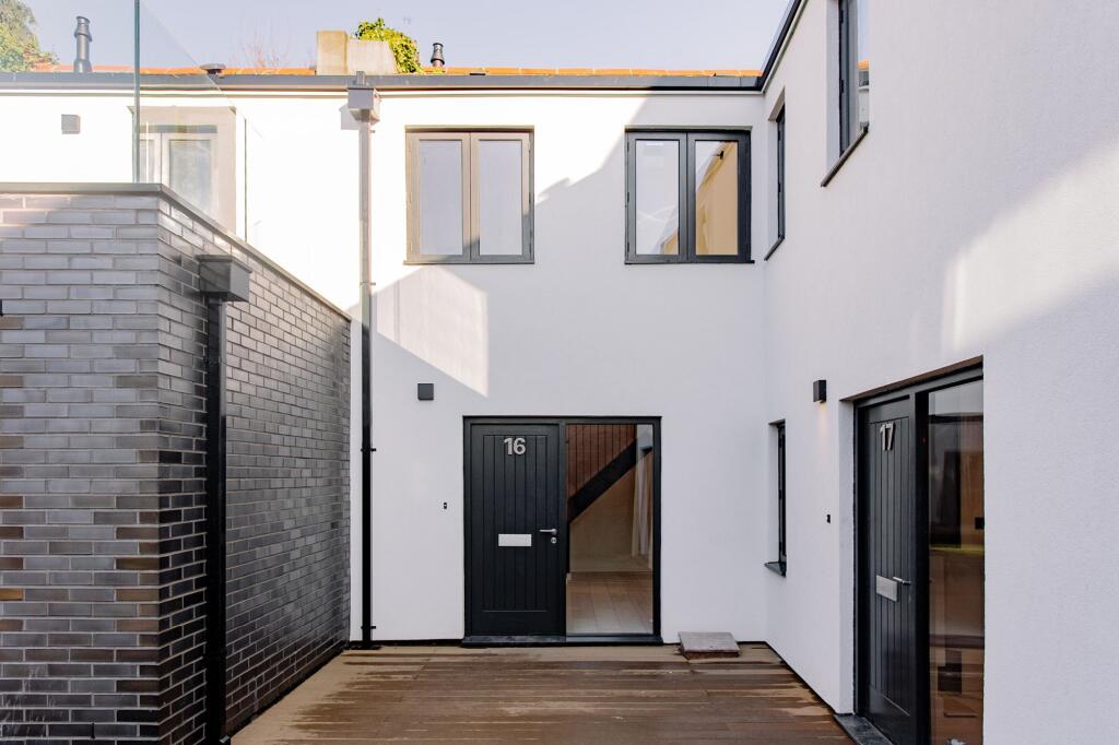 2 bed Mid Terraced House for rent in Stoke Newington. From Davies & Davies - Finsbury Park