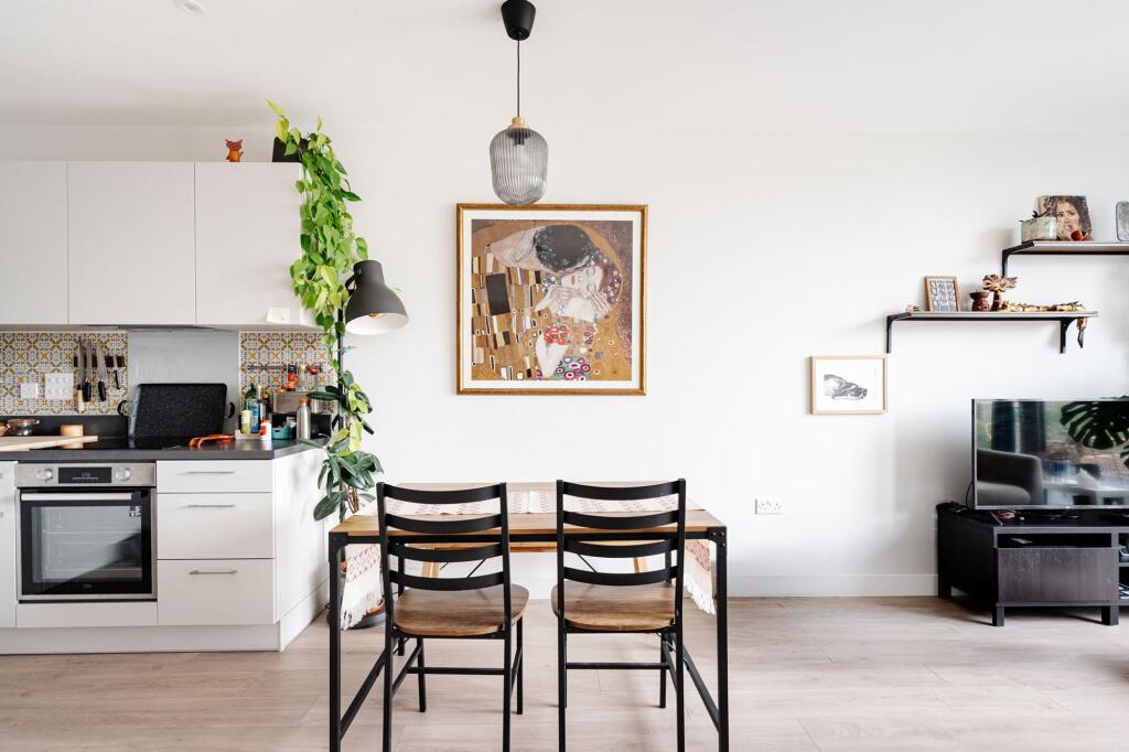 2 bed 1st Floor Flat for rent in Stoke Newington. From Davies & Davies - Finsbury Park