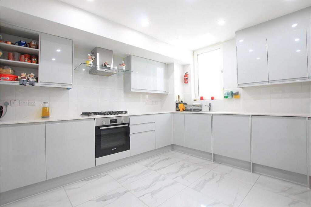 4 bed Penthouse for rent in Hounslow. From DBK Estate Agents - Hounslow