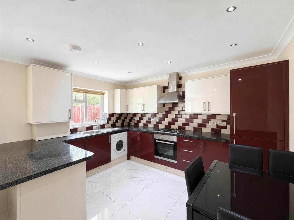 4 bed Semi-detached bungalow for rent in Hounslow. From DBK Estate Agents - Hounslow