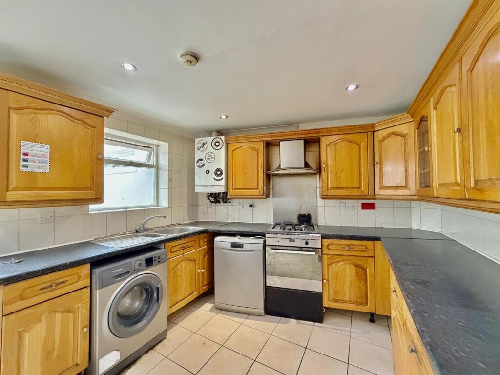 5 bed Apartment for rent in Southall. From DBK Estate Agents - Hounslow 5 bed Apartment for rent in Southall. From DBK Estate Agents - Hounslow