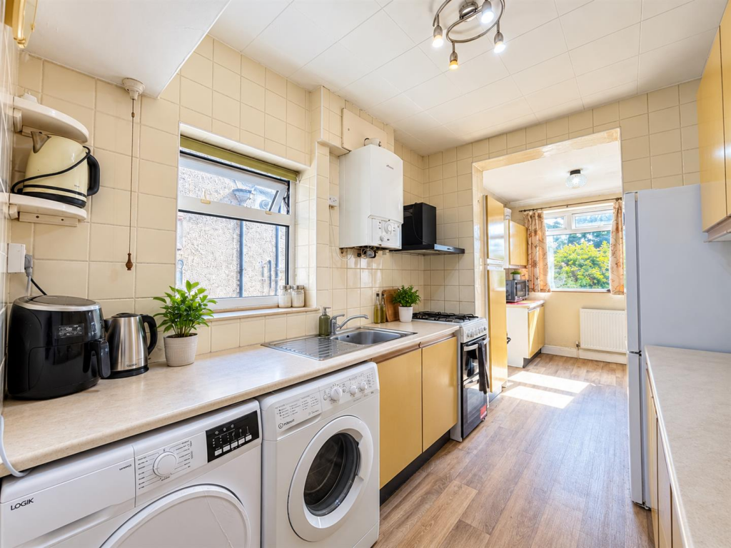 4 bed Semi Detached for rent in Hounslow. From DBK Estate Agents - Hounslow 4 bed Semi Detached for rent in Hounslow. From DBK Estate Agents - Hounslow
