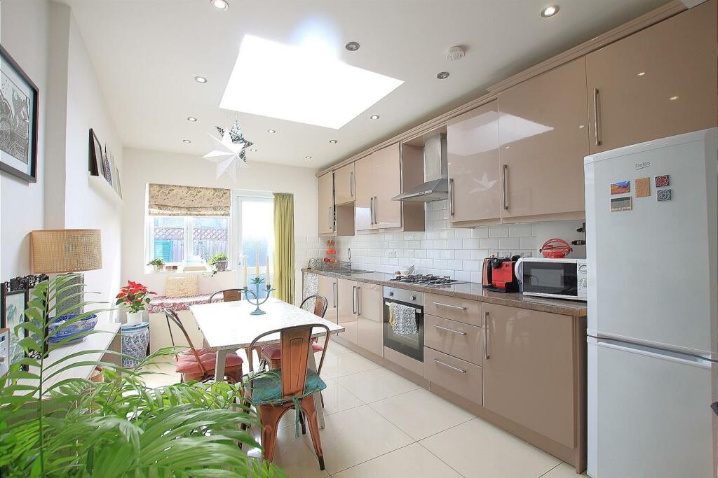 3 bed Mid Terraced House for rent in Hounslow. From DBK Estate Agents - Hounslow