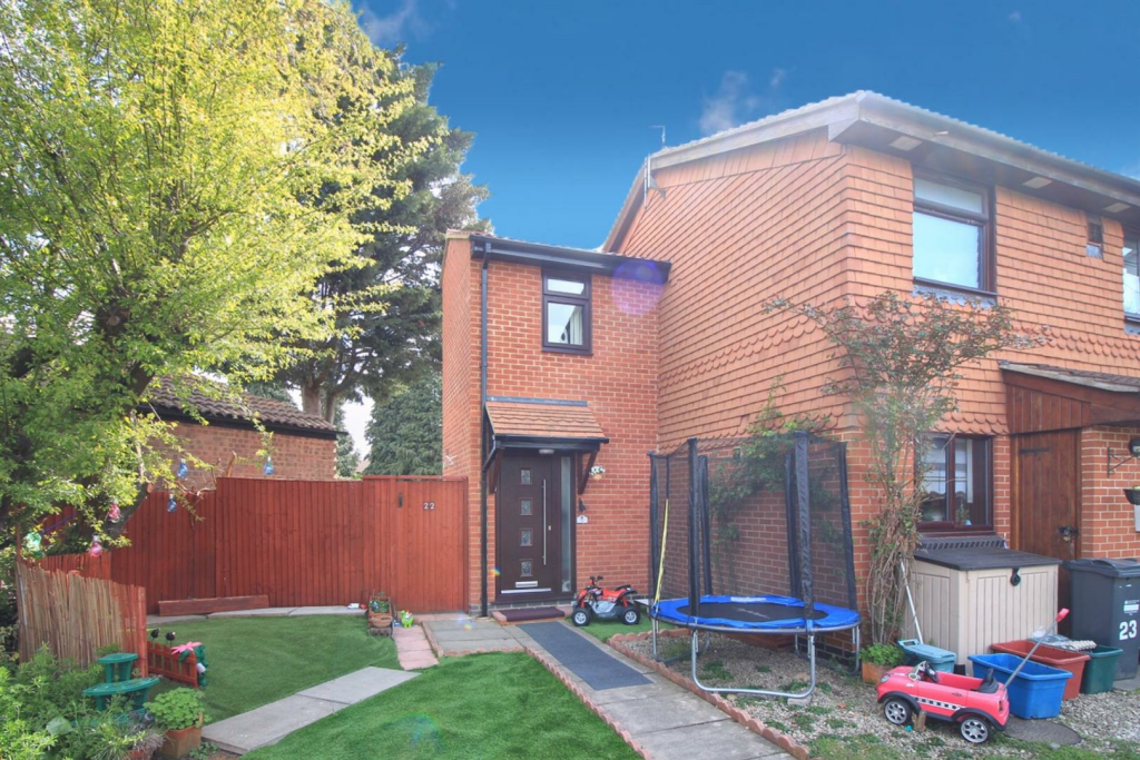 2 bed End Terraced House for rent in Hounslow. From DBK Estate Agents - Hounslow