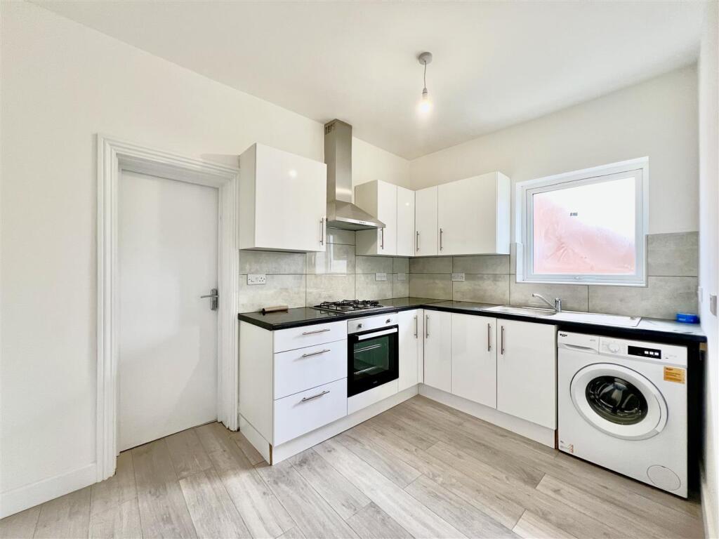 5 bed End of Terrace for rent in Ashford. From DBK Estate Agents - Hounslow