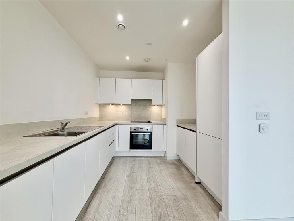 3 bed Apartment for rent in Hounslow. From DBK Estate Agents - Hounslow