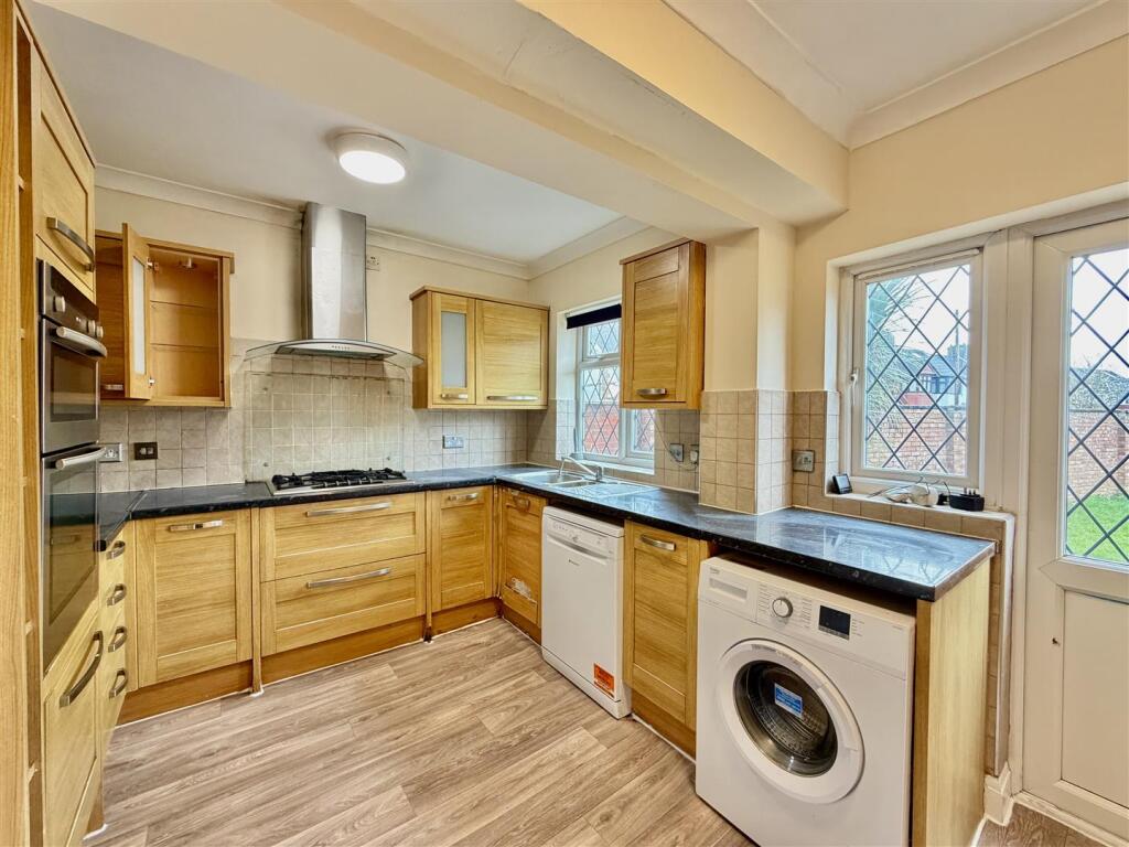 6 bed Semi Detached for rent in Hounslow. From DBK Estate Agents - Hounslow