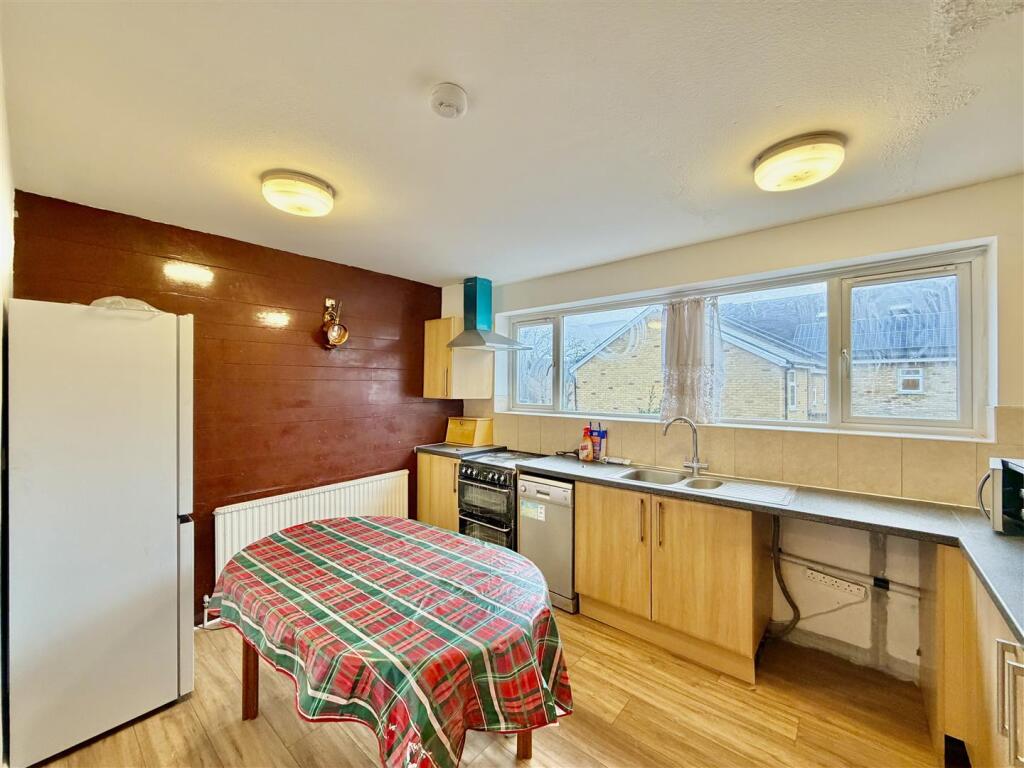 4 bed Town House for rent in Hounslow. From DBK Estate Agents - Hounslow