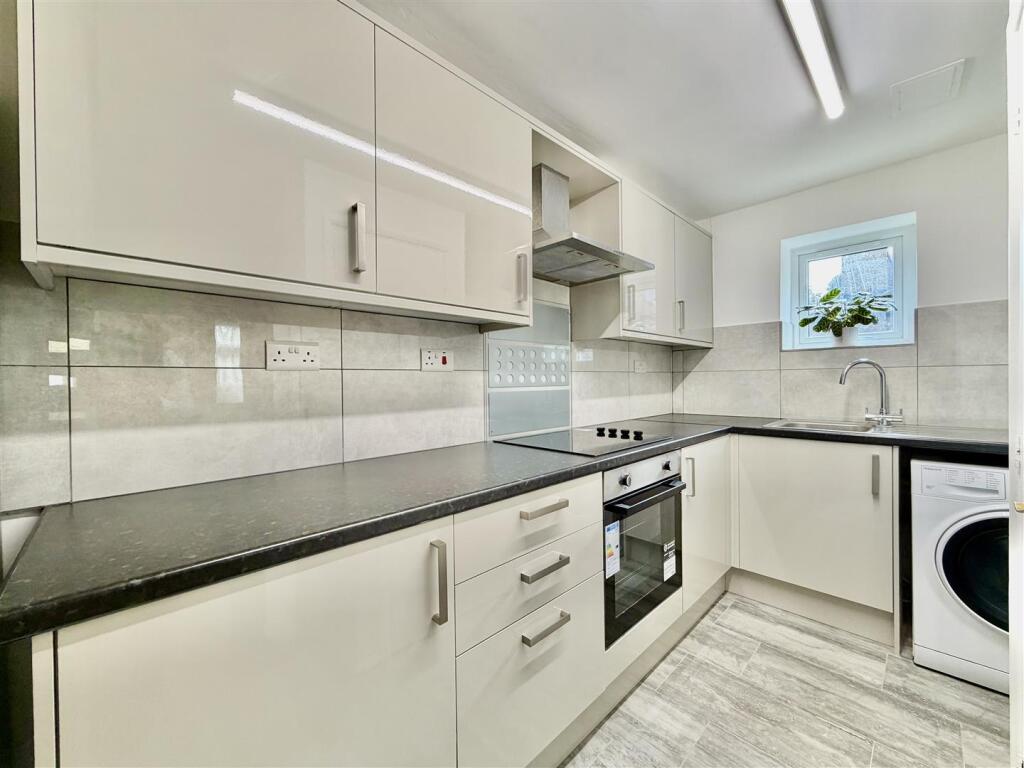 1 bed Mid Terraced House for rent in Hounslow. From DBK Estate Agents - Hounslow