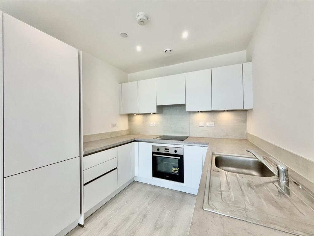 2 bed Apartment for rent in Hounslow. From DBK Estate Agents - Hounslow