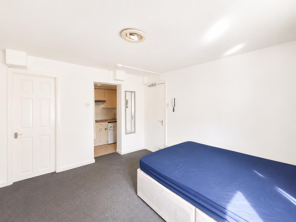 4 bed Apartment for rent in Hounslow. From DBK Estate Agents - Hounslow 4 bed Apartment for rent in Hounslow. From DBK Estate Agents - Hounslow
