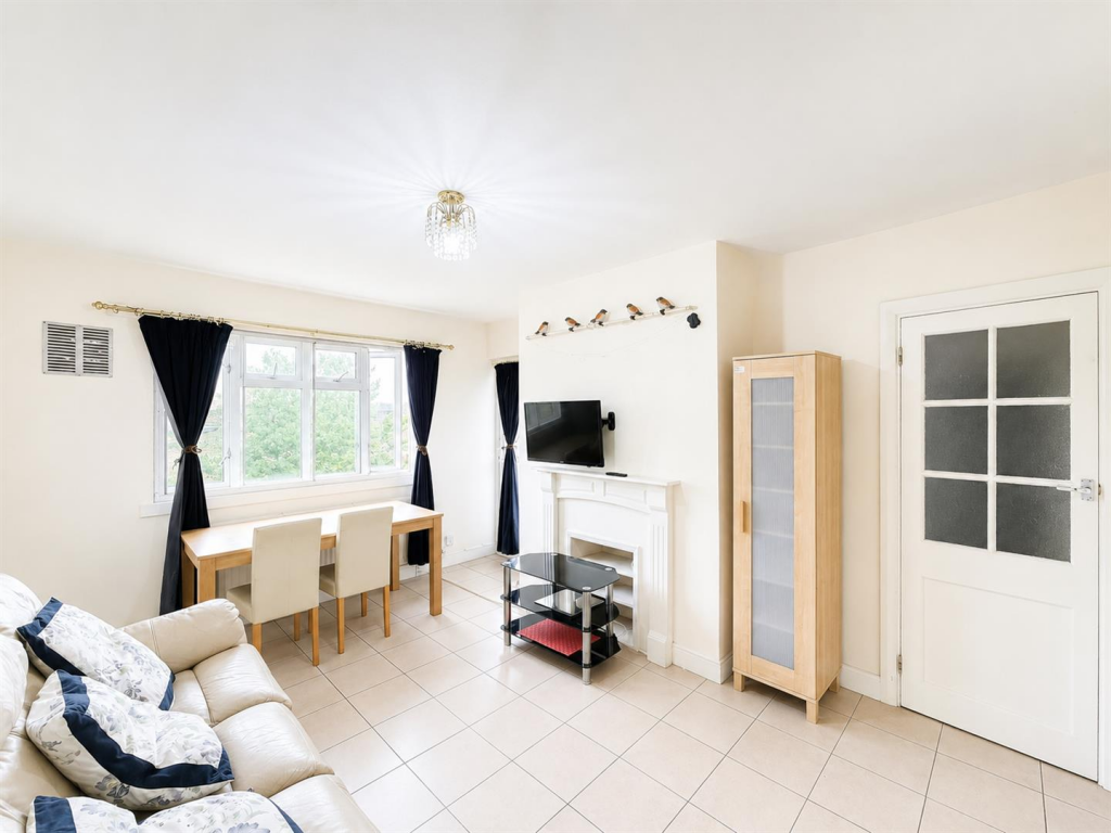 2 bed Apartment for rent in Hounslow. From DBK Estate Agents - Hounslow