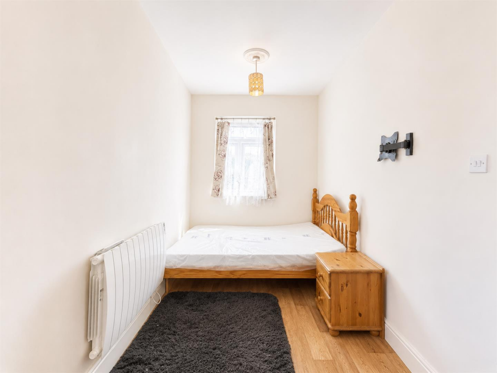 4 bed Apartment for rent in Hounslow. From DBK Estate Agents - Hounslow