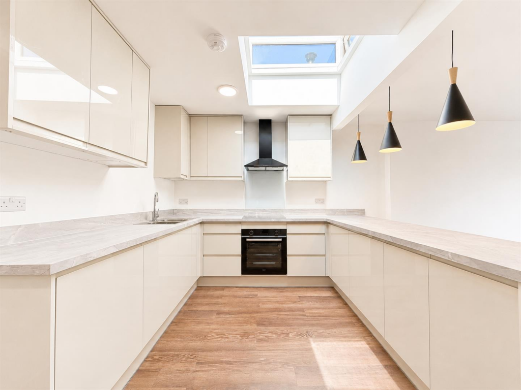 3 bed Apartment for rent in Feltham. From DBK Estate Agents - Hounslow