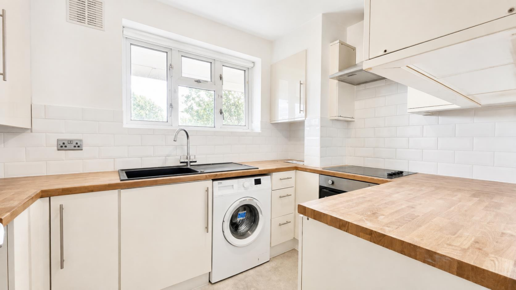4 bed Apartment for rent in Brentford. From DBK Estate Agents - Hounslow