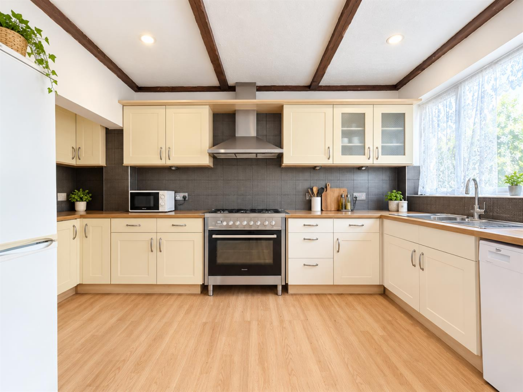 5 bed Semi Detached for rent in Hounslow. From DBK Estate Agents - Hounslow