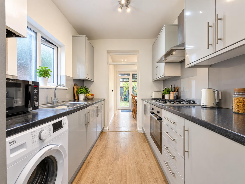 4 bed Semi Detached for rent in Hounslow. From DBK Estate Agents - Hounslow 4 bed Semi Detached for rent in Hounslow. From DBK Estate Agents - Hounslow