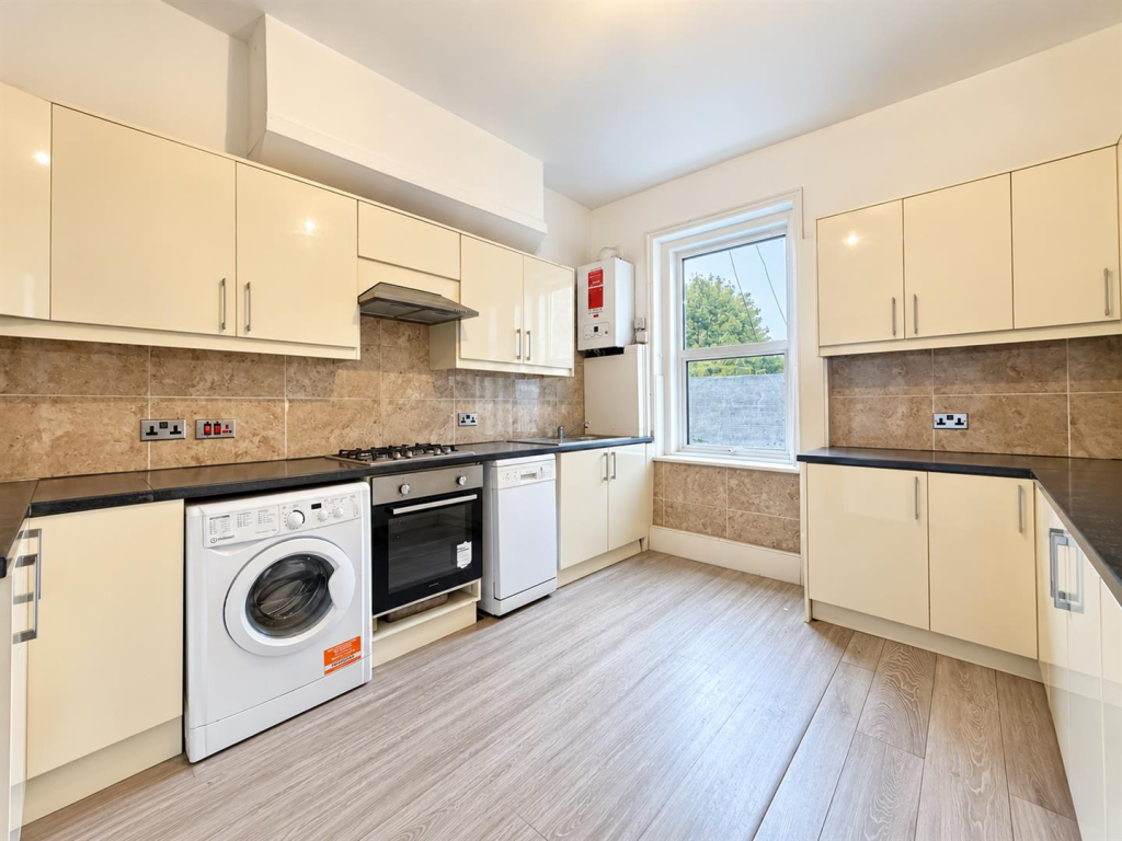 4 bed Apartment for rent in Richmond. From DBK Estate Agents - Hounslow