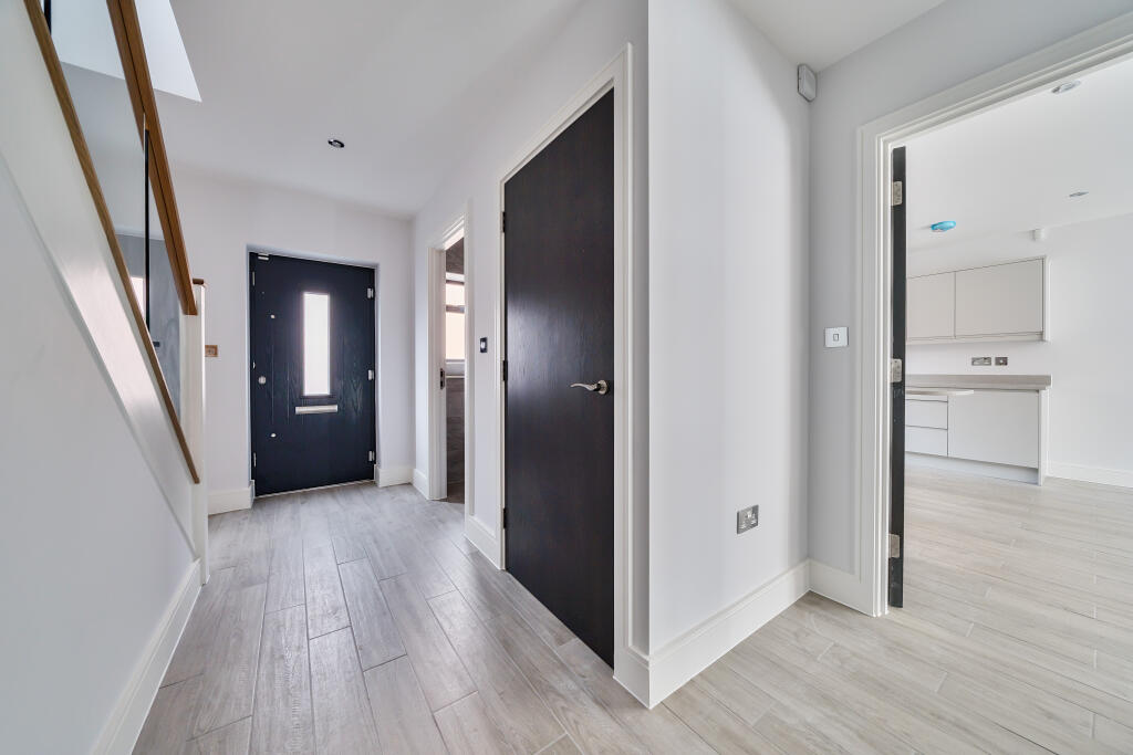 3 bed Mews for rent in London. From De Vere Letting Bureau - Barnet