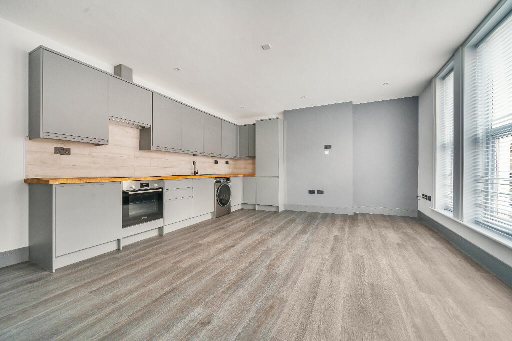 1 bed 1st Floor Flat for rent in Friern Barnet. From De Vere Letting Bureau - Barnet