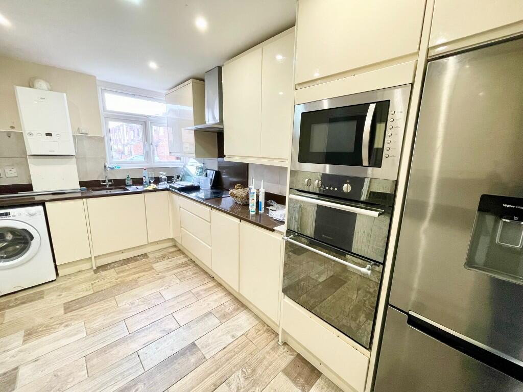 5 bed Semi Detached for rent in Chigwell Row. From Discover Residential Ltd - Loughton