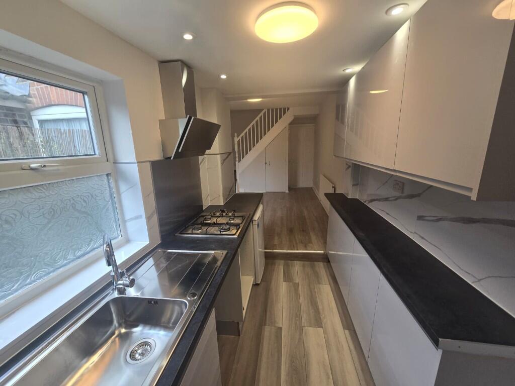 3 bed Mid Terraced House for rent in Luton. From Discover Residential Ltd - Loughton