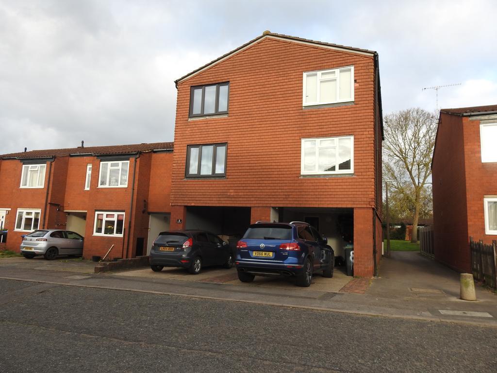 4 bed Mid Terraced House for rent in Waltham Abbey. From Discover Residential Ltd - Loughton 4 bed Mid Terraced House for rent in Waltham Abbey. From Discover Residential Ltd - Loughton