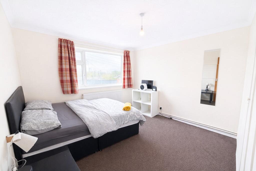 1 bed Apartment for rent in Daws Heath. From Barrett Estate & Letting Agents - Rayleigh