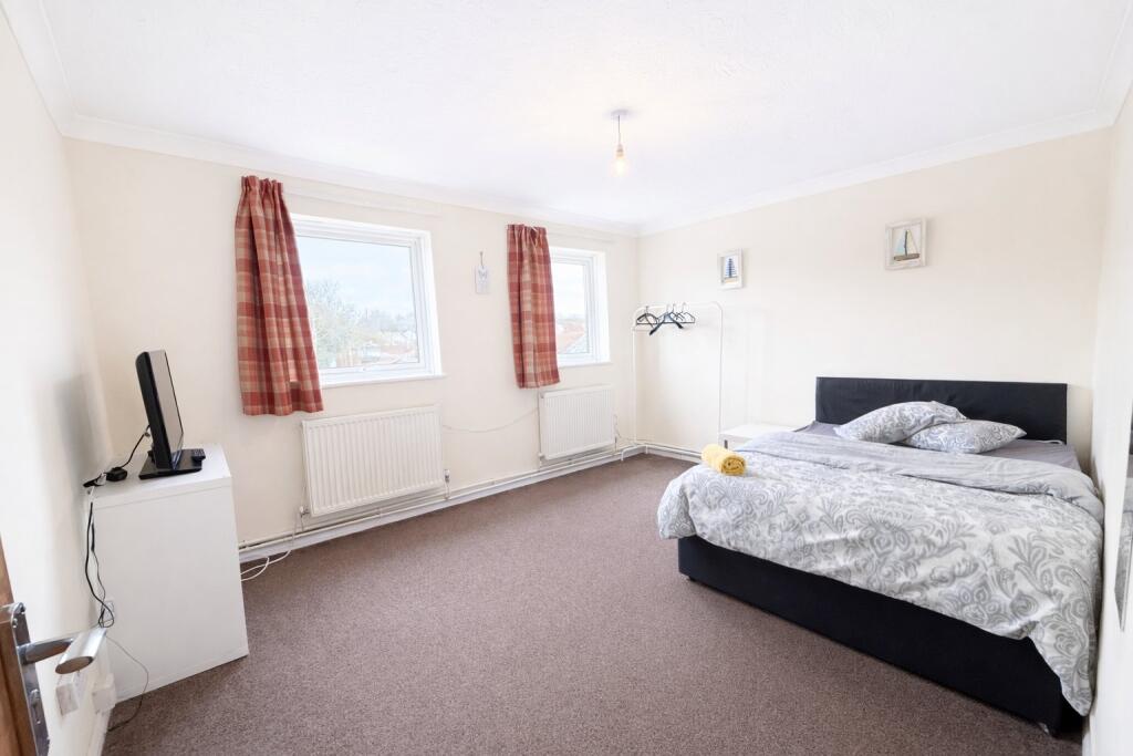 1 bed Apartment for rent in Daws Heath. From Barrett Estate & Letting Agents - Rayleigh
