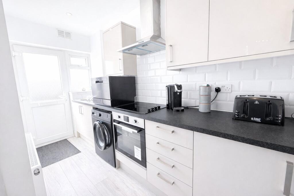 2 bed Apartment for rent in Rayleigh. From Barrett Estate & Letting Agents - Rayleigh