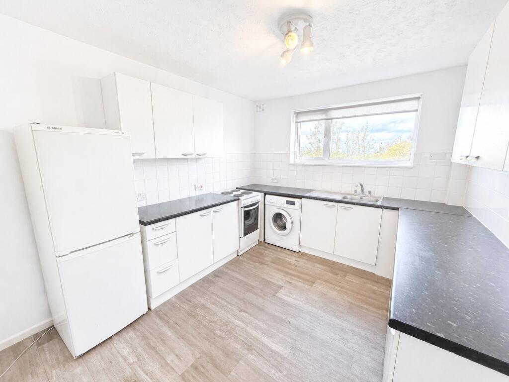 3 bed Apartment for rent in Rayleigh. From Barrett Estate & Letting Agents - Rayleigh