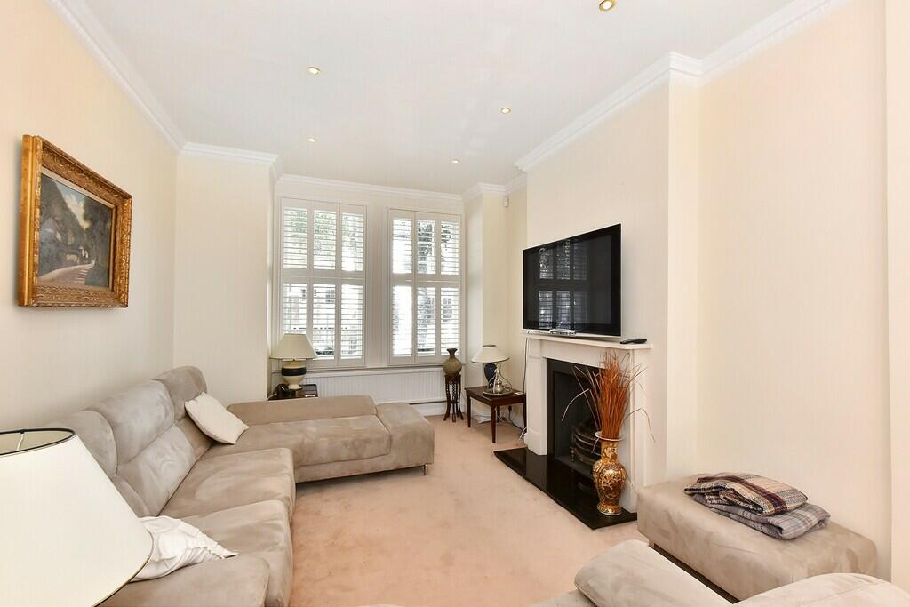 4 bed Detached House for rent in Fulham. From Draker Lettings - Fulham Broadway