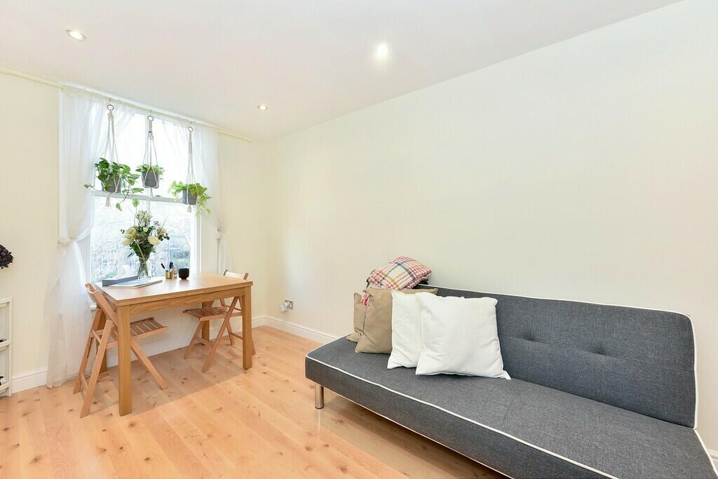 1 bed Flat for rent in Kensington. From Draker Lettings - Fulham Broadway