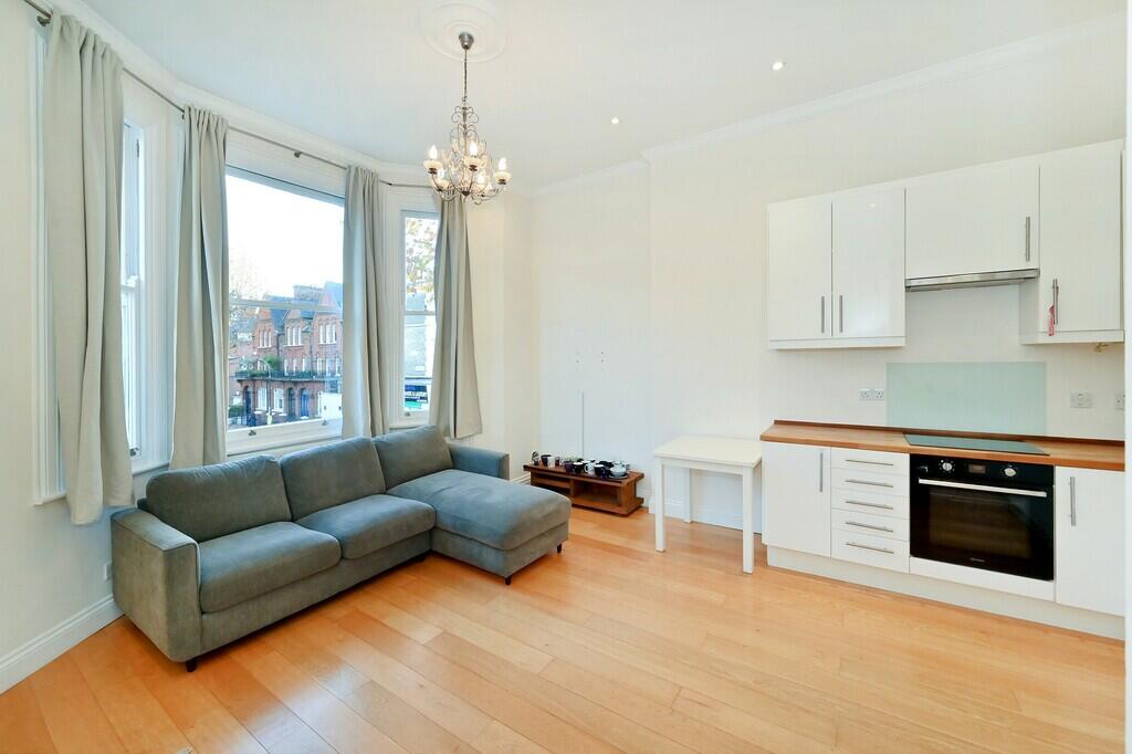 2 bed 1st Floor Flat for rent in Kensington. From Draker Lettings - Fulham Broadway
