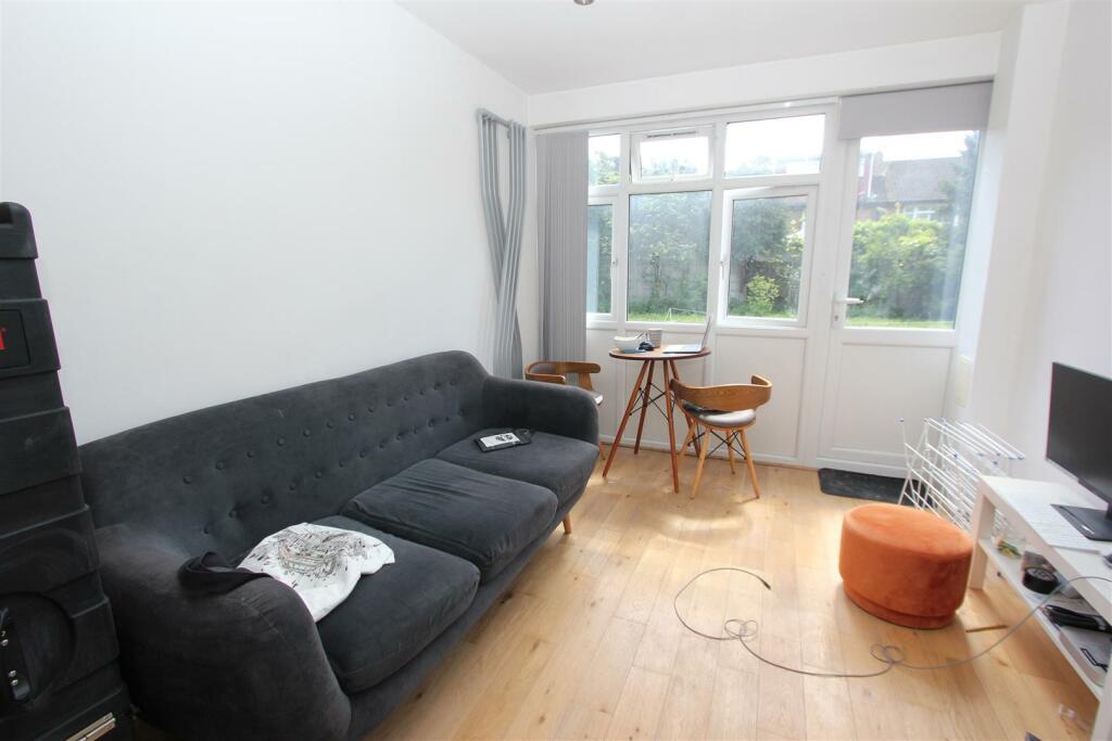 1 bed Flat for rent in Stepney. From ea2 Estate Agency - Wapping
