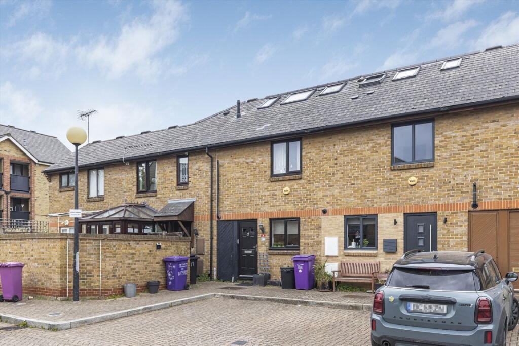 3 bed Detached for rent in Bermondsey. From ea2 Estate Agency - Wapping