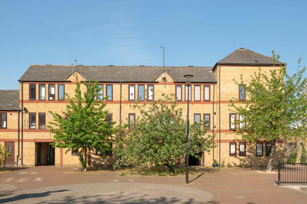 4 bed 1st Floor Flat for rent in Bermondsey. From ea2 Estate Agency - Wapping 4 bed 1st Floor Flat for rent in Bermondsey. From ea2 Estate Agency - Wapping