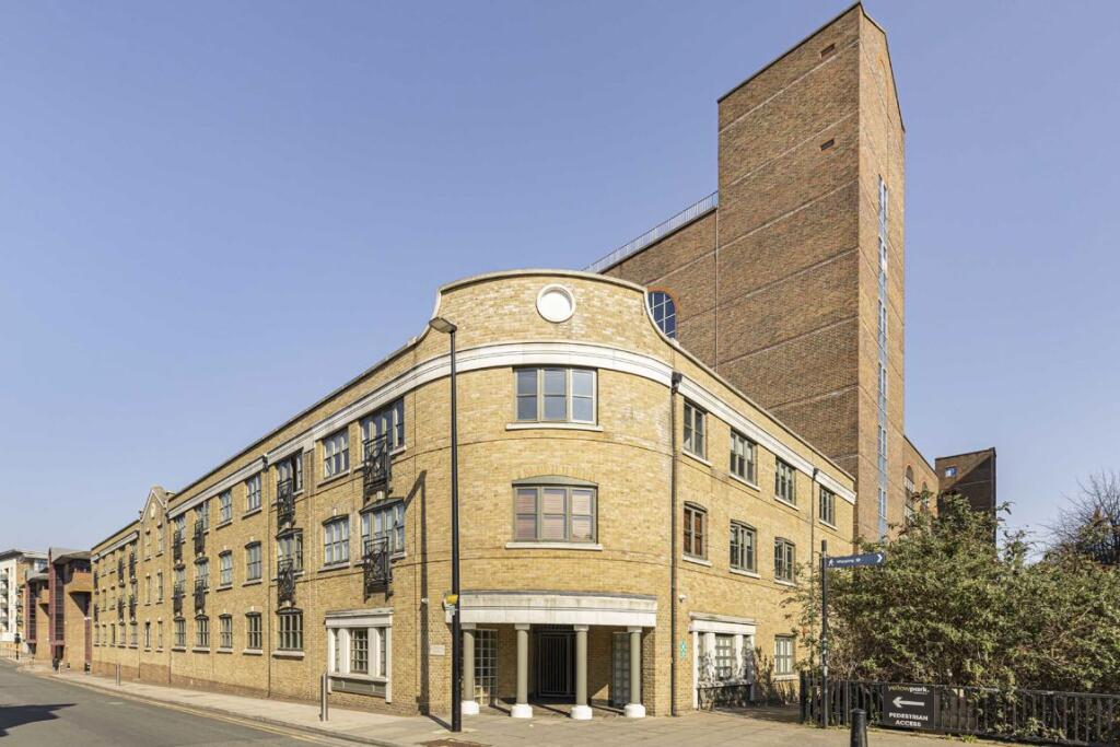 2 bed 1st Floor Flat for rent in Stepney. From ea2 Estate Agency - Wapping