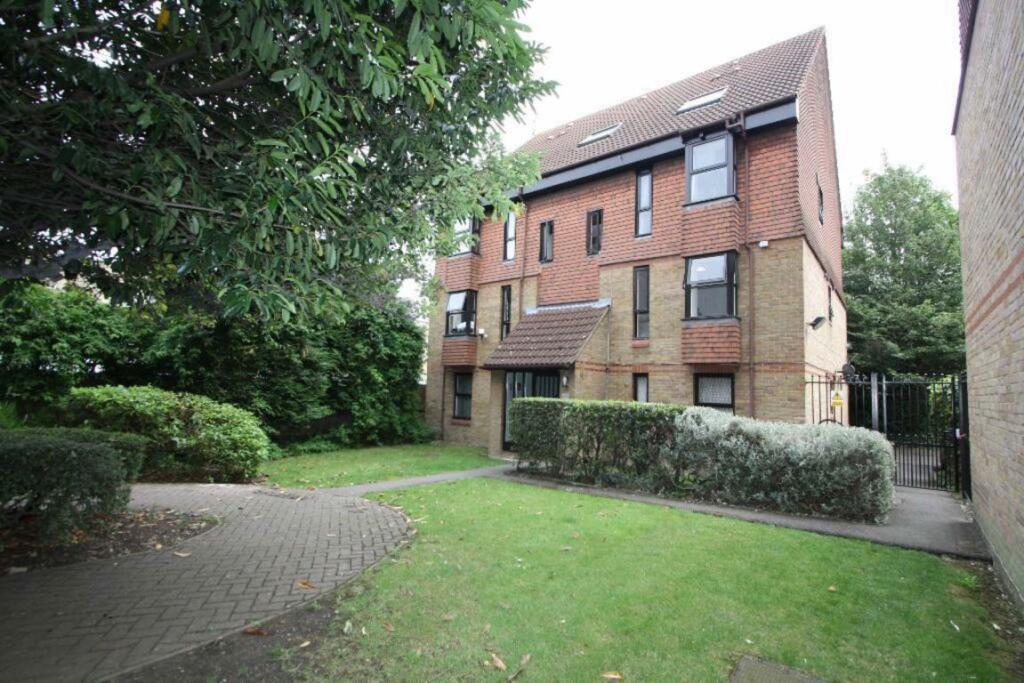 4 bed 1st Floor Flat for rent in Stepney. From ea2 Estate Agency - Wapping