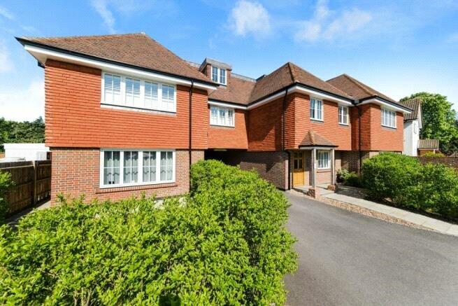 2 bed Flat for rent in Walton on the Hill. From Eastons Ltd - Epsom