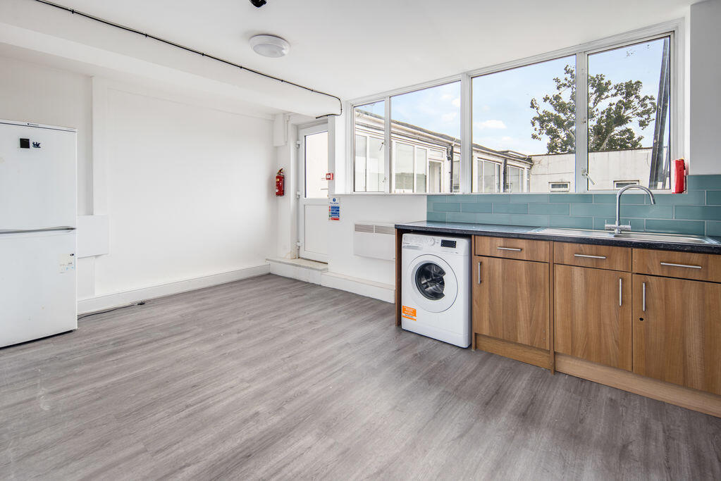 5 bed 1st Floor Flat for rent in Ilford. From Edward Chase - Ilford