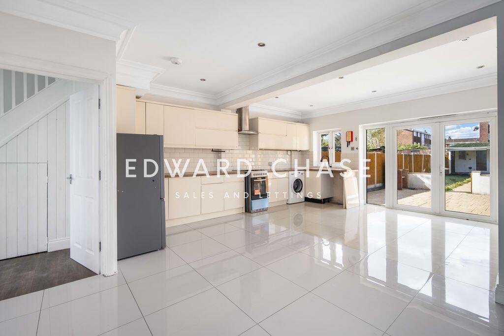 5 bed Mid Terraced House for rent in Chigwell. From Edward Chase - Ilford