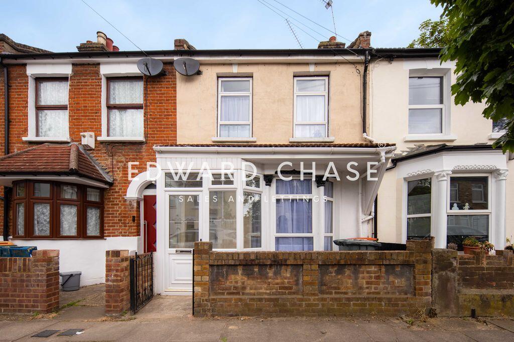 3 bed Mid Terraced House for rent in Stratford. From Edward Chase - Ilford