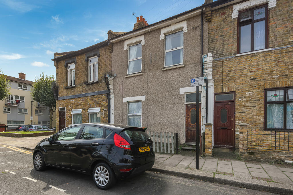 3 bed 1st Floor Flat for rent in London. From Edward Chase - Ilford