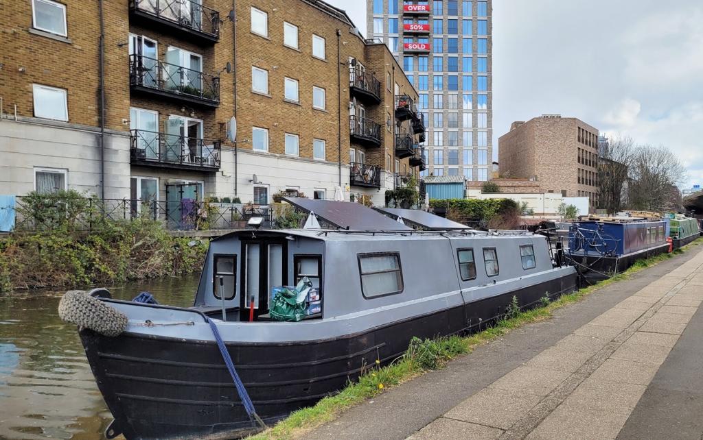 1 bed House Boat for rent in London. From Estateology - Bethnal Green 1 bed House Boat for rent in London. From Estateology - Bethnal Green